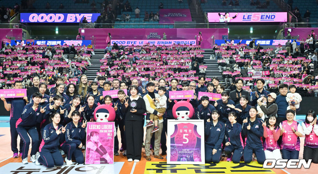 외국인선수 투트쿠 부르주가 복귀한 흥국생명 핑크스파이더스가 파죽의 7연승을 질주했다. 흥국생명은 9일 인천 삼산월드체육관에서 열린 ‘도드람 2024-2025 V-리그’ 5라운드 페퍼저축은행 AI페퍼스와의 경기에서 세트스코어 3-0(25-13, 25-12, 27-25) 셧아웃 승리를 거두고 7연승을 달성했다. 이날 승리로 흥국생명은 22승 5패 승점 64점을 기록하며 1위 자리를 굳혔다.경기종료 후 김해란이 은퇴식을 갖고 코칭스태프와 동료들과 함께 포즈를 취하고 있다.  2025.02.09 / soul1014@osen.co.kr