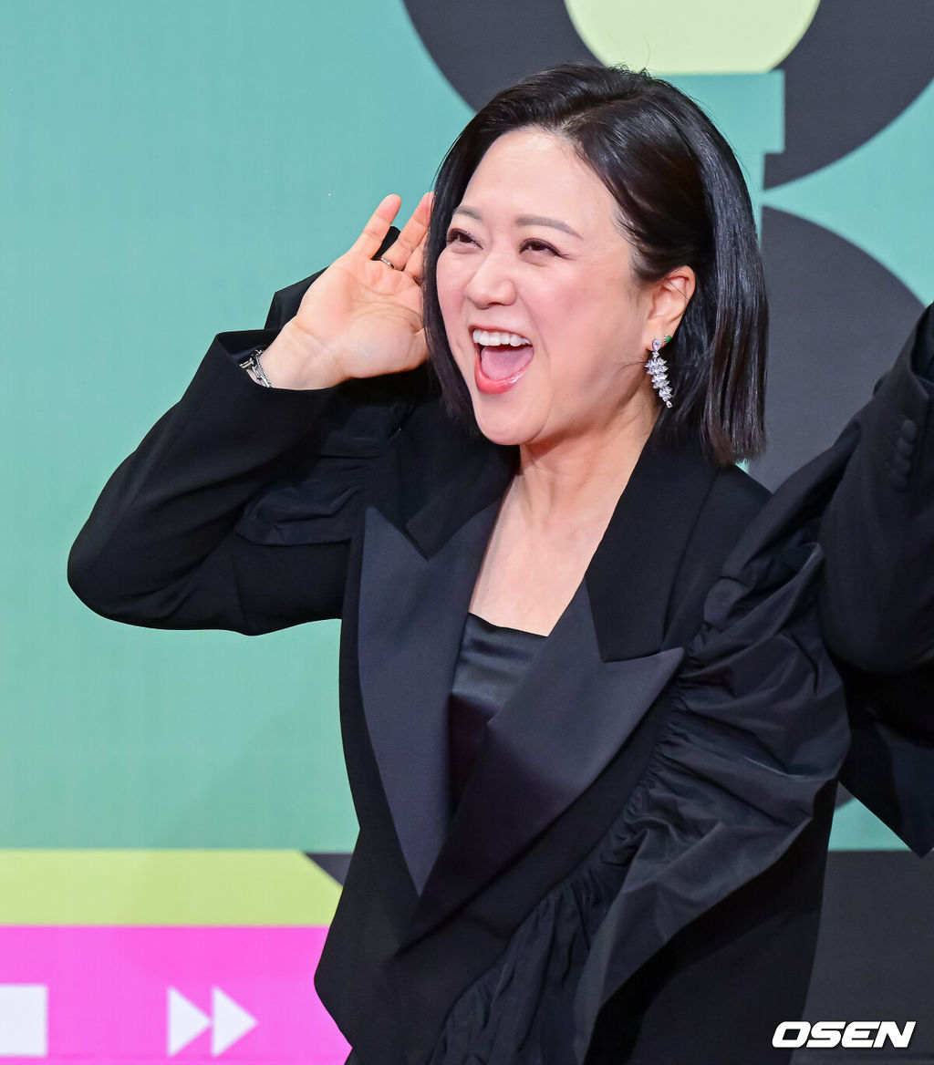 23일 오후 서울 여의도 KBS 신관 웨딩홀에서 2023 KBS 연예대상 레드카펫 포토월 행사가 열렸다.'사장님 귀는 당나귀 귀' 김숙이 포토타임을 하고 있다. 2023.12.23 / jpnews.osen.co.kr