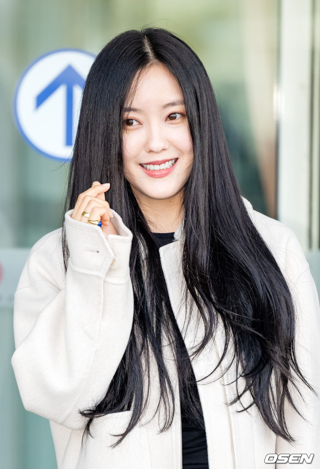 가수 효민 (Hyomin)이 10일 오후 인천 중구 운서동 인천국제공항 제 2여객터미널을 통해 해외 일정 참석 차 싱가포르로 출국했다.가수 효민이 하차한 후 출국장으로 이동하고 있다. 2022.11.10 / rumi@osen.co.kr