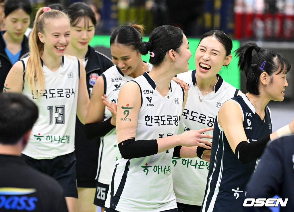 11일 오후 수원실내체육관에서 도드람 V리그 여자부 5라운드 현대건설과 한국도로공사의 경기가 열렸다.이날 한국도로공사가 현대건설을 세트 스코어 3-1(30-32, 25-16, 26-24, 25-17) 승리를 거뒀다.경기를 마치고 한국도로공사 선수들이 승리를 기뻐하고 있다. 2025.02.11 /jpnews@osen.co.kr