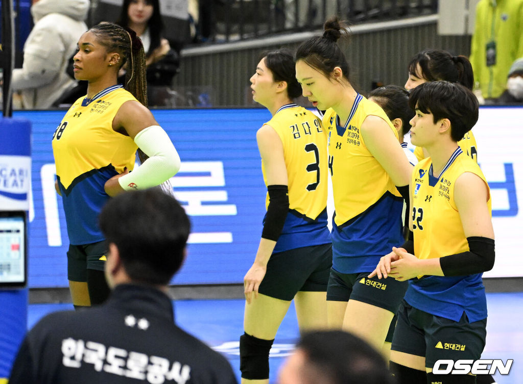 11일 오후 수원실내체육관에서 도드람 V리그 여자부 5라운드 현대건설과 한국도로공사의 경기가 열렸다.이날 한국도로공사가 현대건설을 세트 스코어 3-1(30-32, 25-16, 26-24, 25-17) 승리를 거뒀다.경기를 마치고 현대건설 선수들이 패배를 아쉬워하고 있다. 2025.02.11 /jpnews@osen.co.kr