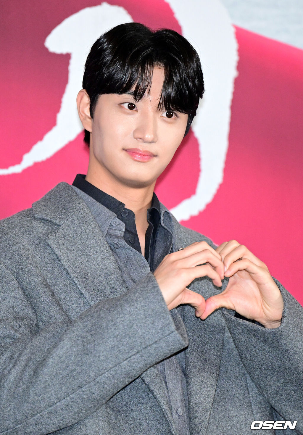 28일 오후 서울 신도림동 라마다서울신도림호텔에서 JTBC 새 토일드라마 '옥씨부인전' 제작발표회가 열렸다.드라마 ‘옥씨부인전’은 이름도, 신분도, 남편도 모든 것이 가짜였던 여인 옥태영(임지연 분)과 그녀를 지키기 위해 목숨까지 걸었던 예인 천승휘(추영우 분)의 치열한 생존 사기극을 그린 드라마다.배우 김재원이 포토타임을 하고 있다. 2024.11.28 / dreamer@osen.co.kr