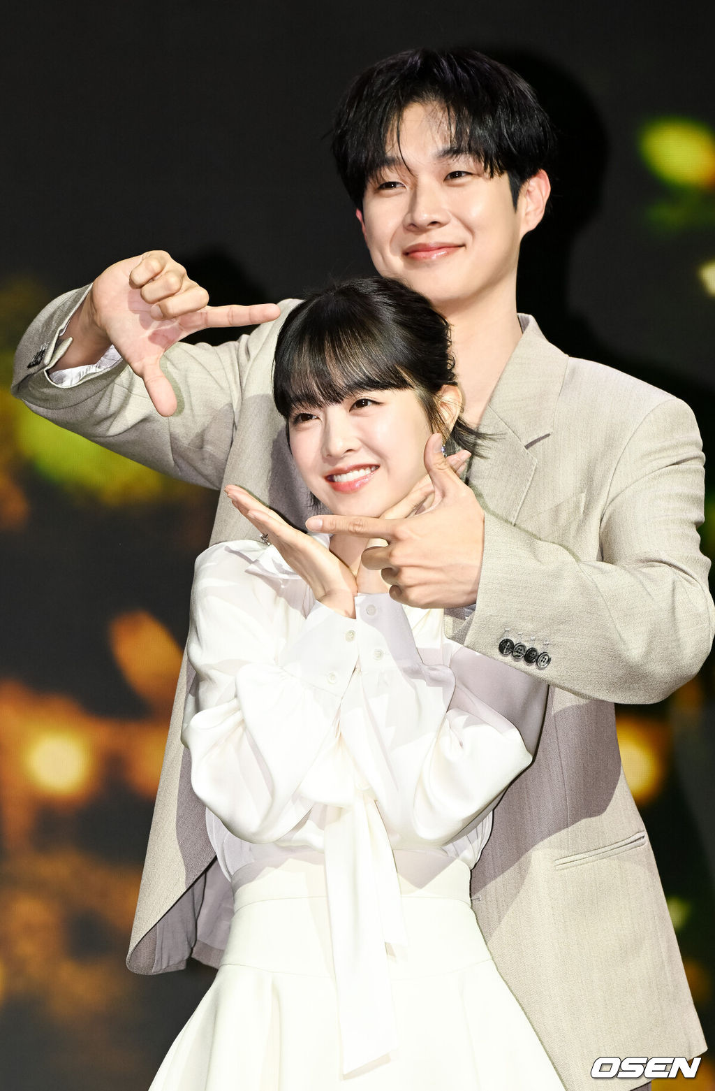 12일 서울 동대문 JW메리어트 동대문에서 넷플릭스(Netflix) 시리즈 ‘멜로무비’ 제작발표회가 진행됐다. ‘멜로무비’는 사랑도 하고 싶고 꿈도 이루고 싶은 애매한 청춘들이 서로를 발견하고 영감이 되어주며 각자의 트라우마를 이겨내는 이야기를 담아낸 청춘 로맨스다.배우 박보영과 최우식이 포즈를 취하고 있다. 2025.02.12 / soul1014@osen.co.kr