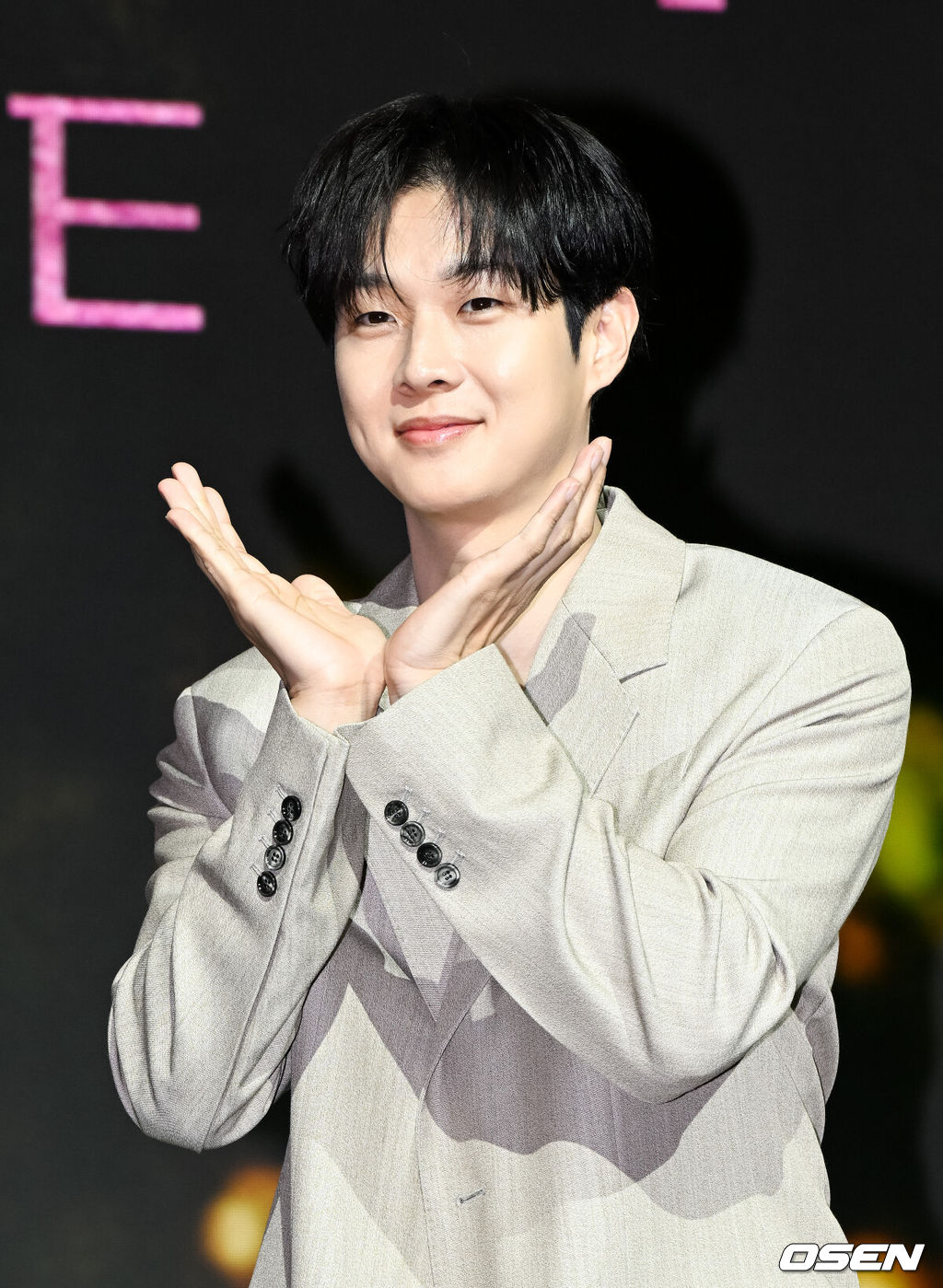 12일 서울 동대문 JW메리어트 동대문에서 넷플릭스(Netflix) 시리즈 ‘멜로무비’ 제작발표회가 진행됐다. ‘멜로무비’는 사랑도 하고 싶고 꿈도 이루고 싶은 애매한 청춘들이 서로를 발견하고 영감이 되어주며 각자의 트라우마를 이겨내는 이야기를 담아낸 청춘 로맨스다.배우 최우식이 포즈를 취하고 있다. 2025.02.12 / soul1014@osen.co.kr