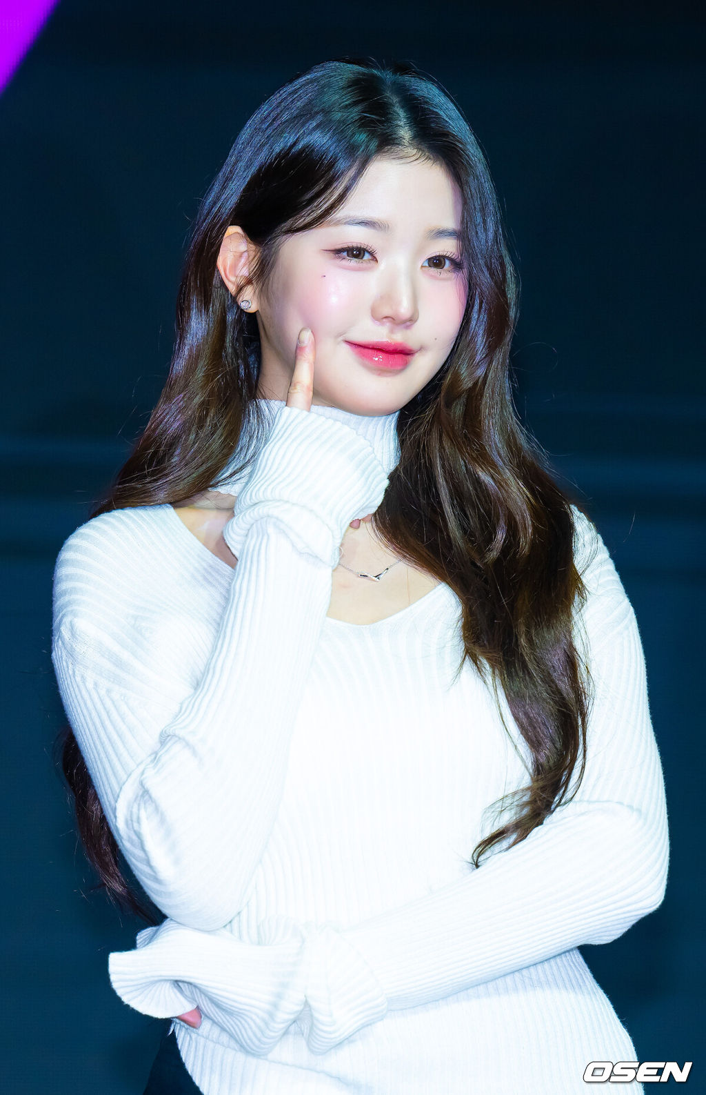 아이브(IVE : 안유진·가을·레이·장원영·리즈·이서) 세 번째 미니 앨범 '아이브 엠파시(IVE EMPATHY)' 발매 기자간담회가 3일 서울 영등포구 콘래드 서울 호텔에서 열렸다.아이브는 지난달 13일 신보의 더블 타이틀곡 중 하나인 '레블 하트(REBEL HEART)'를 선공개하며 컴백 전 분위기를 예열했다. 아이브는 오늘 이날 공개되는 또 다른 타이틀곡 '애티튜드(ATTITUDE)'를 통해 상반된 매력을 선사할 예정이다.아이브 장원영이 무대 위에서 포즈를 취하고 있다. 2025.02.03 / rumi@osen.co.kr