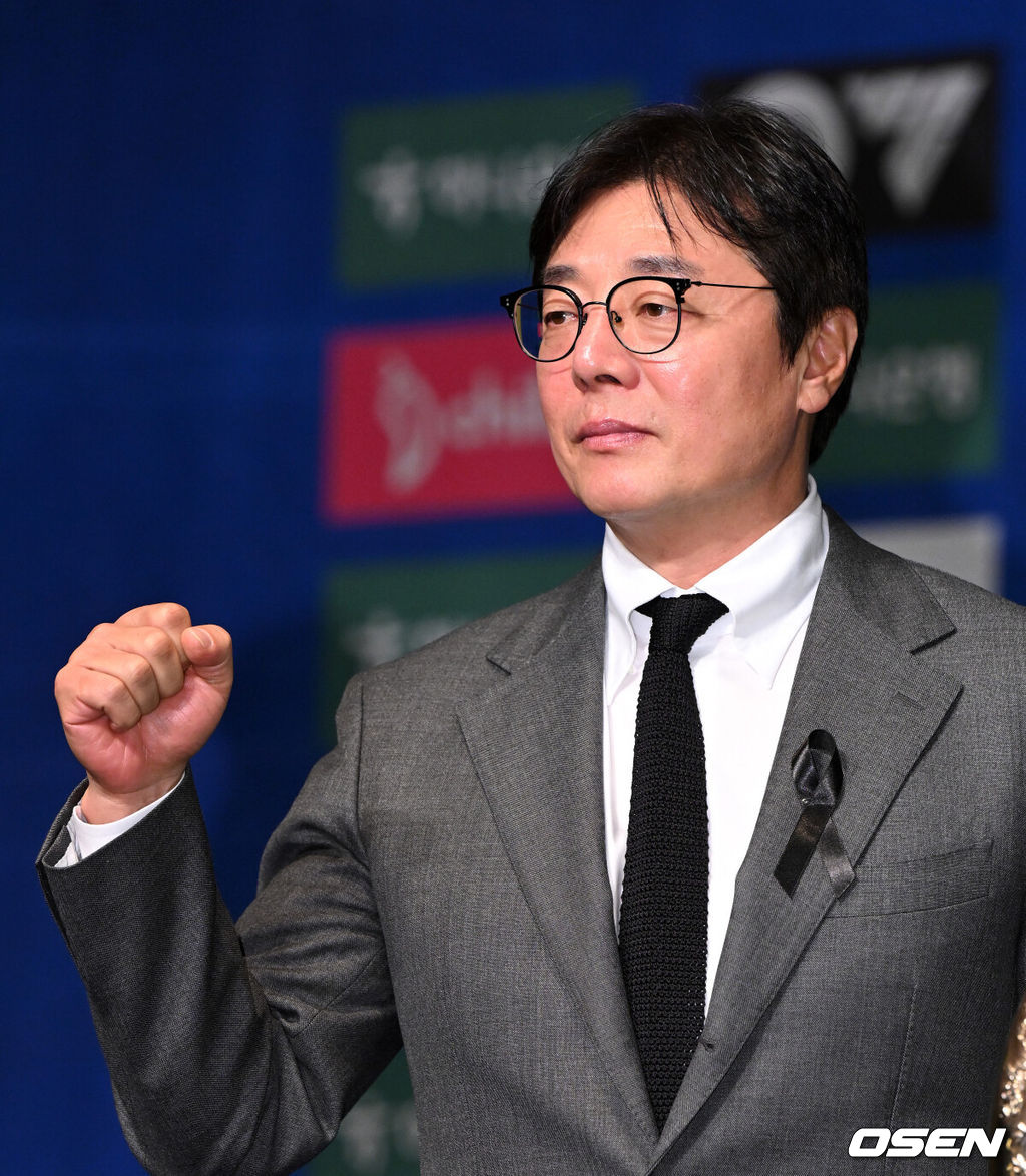 13일 오전 서울 서대문구 홍은동 스위스그랜드호텔 그랜드볼룸에서 K리그1 개막 미디어데이가 열렸다.이날 K리그1 8개 팀(강원, 김천, 서울, 수원FC, 제주, 대전, 대구, 안양) 감독과 대표 선수가 참석해 올 시즌을 앞둔 각오를 밝혔다. 2024-2025 ACL에 나서는 K리그1 4개 팀(울산, 포항, 광주, 전북)은 ACL 경기 일정으로 인해 이번 개막 미디어데이에 참석하지 않고 지난 5일 별도 미디어데이를 가졌다.대전 황선홍 감독이 근조 리본을 달고 故 김하늘 양을 추모하고 있다. 2025.02.13 /jpnews@osen.co.kr