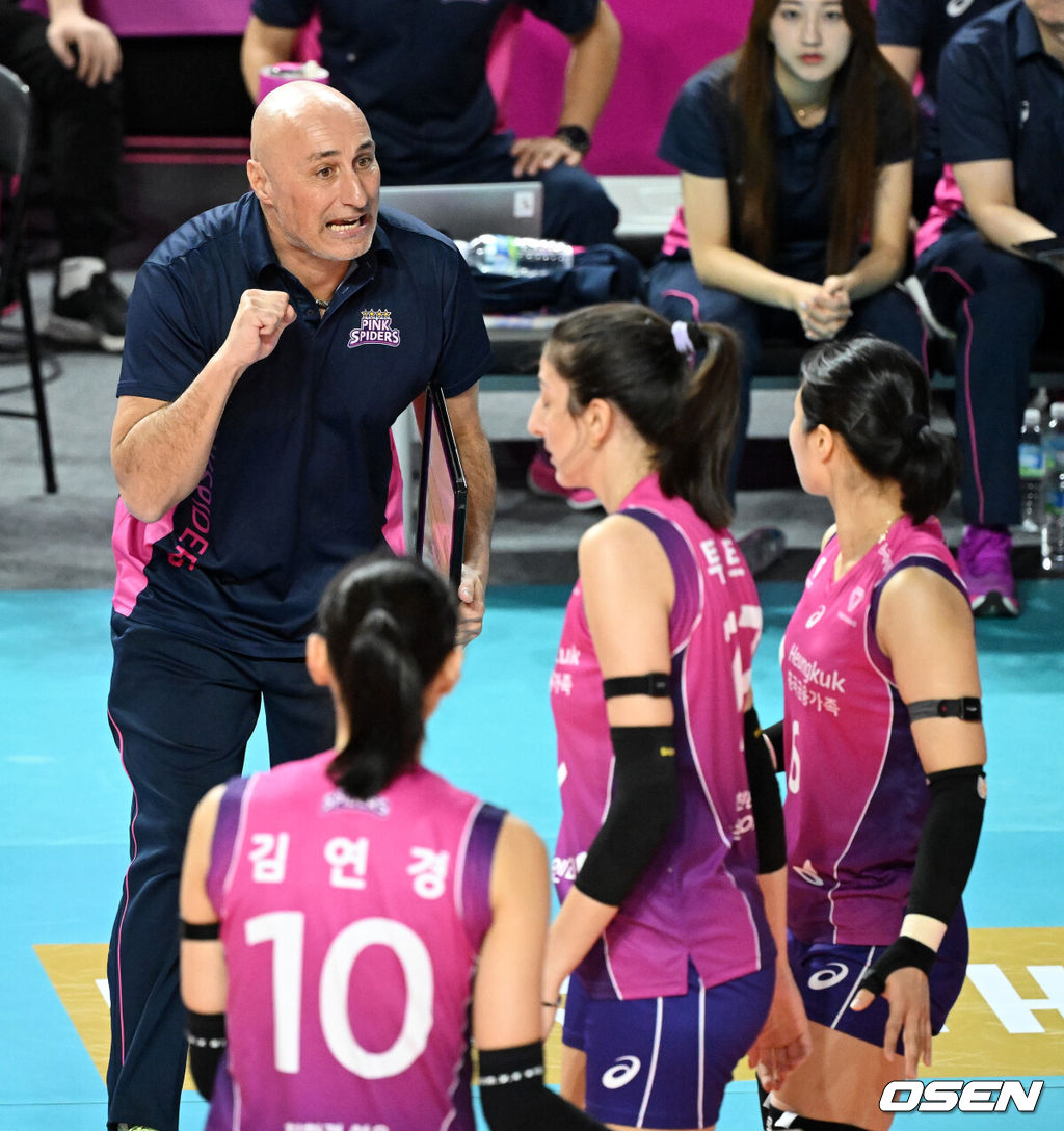 13일 인천 삼산월드체육관에서 ‘도드람 2024-2025 V-리그’ 5라운드 흥국생명과 GS 칼텍스의 경기가 열렸다.7연승 중인 흥국생명은 1위(22승 5패, 승점 64), GS칼텍스는 최하위 7위(6승 21패, 승점 22)를 기록중이다.1세트 흥국생명 아본단자 감독이 이고은을 독려하고 있다. 2025.02.13 /jpnews@osen.co.kr