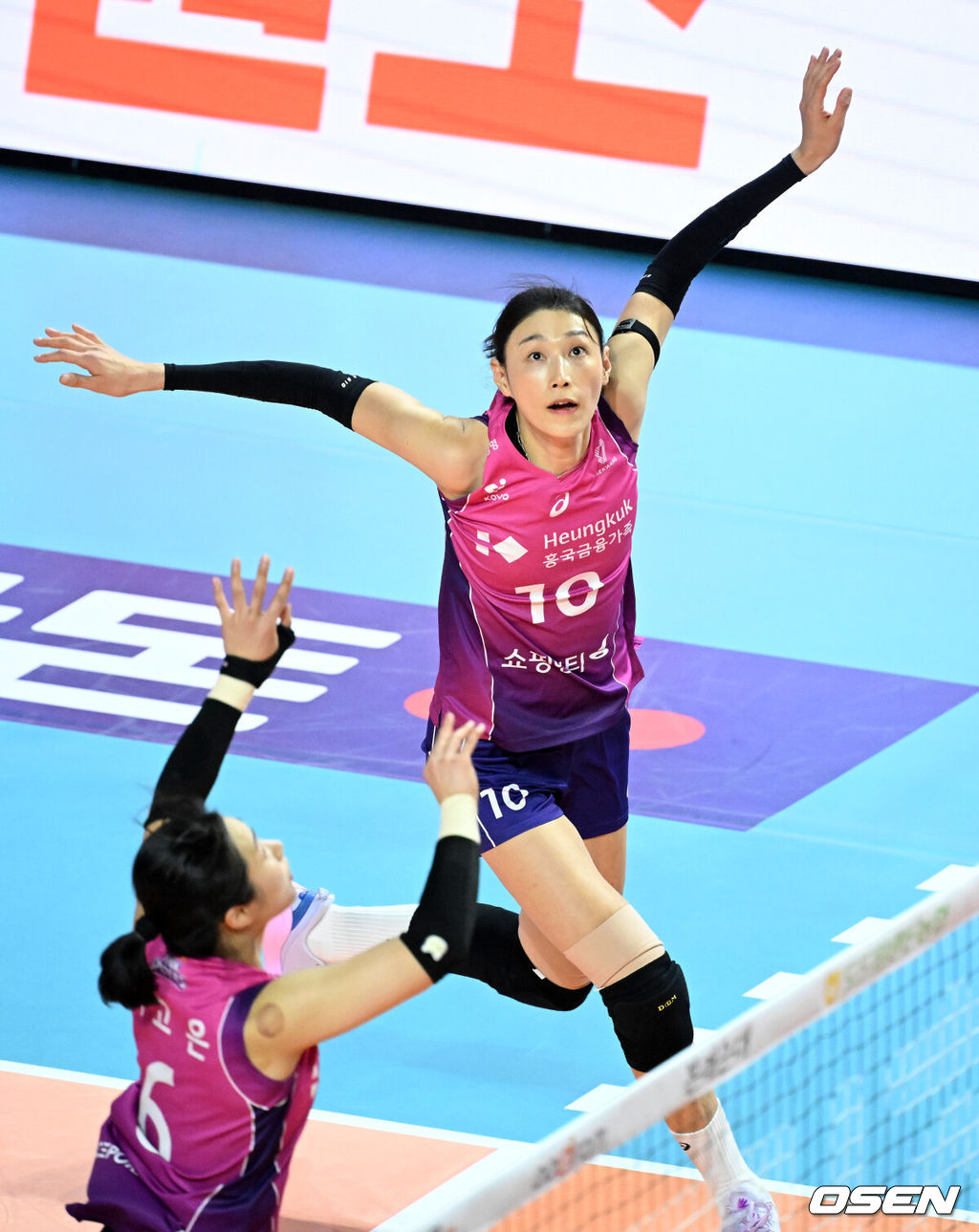 13일 인천 삼산월드체육관에서 ‘도드람 2024-2025 V-리그’ 5라운드 흥국생명과 GS 칼텍스의 경기가 열렸다.7연승 중인 흥국생명은 1위(22승 5패, 승점 64), GS칼텍스는 최하위 7위(6승 21패, 승점 22)를 기록중이다.3세트 흥국생명 김연경이 공격을 준비하고 있다. 2025.02.13 /jpnews@osen.co.kr