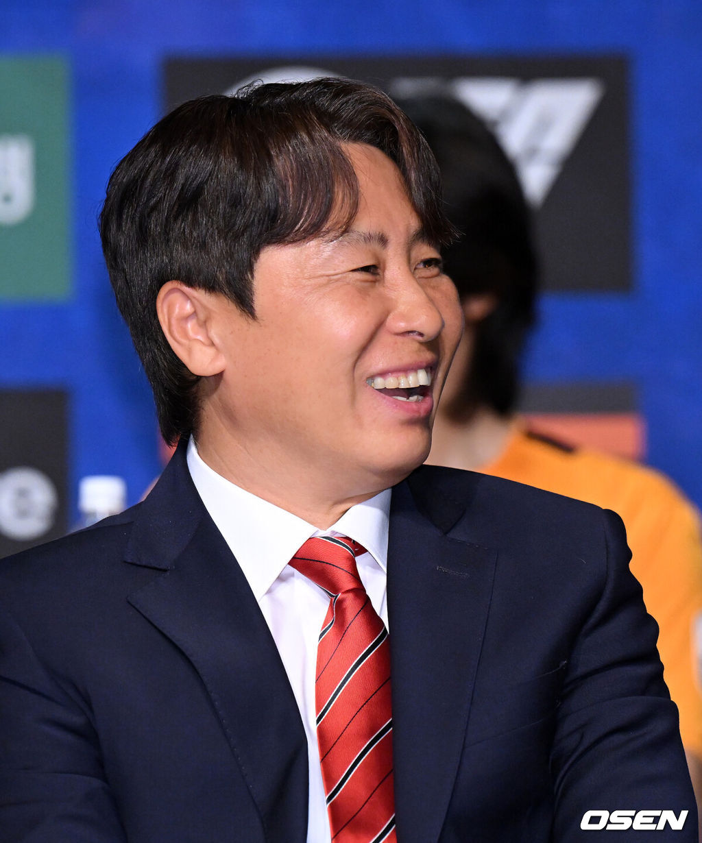 13일 오전 서울 서대문구 홍은동 스위스그랜드호텔 그랜드볼룸에서 K리그1 개막 미디어데이가 열렸다.이날 K리그1 8개 팀(강원, 김천, 서울, 수원FC, 제주, 대전, 대구, 안양) 감독과 대표 선수가 참석해 올 시즌을 앞둔 각오를 밝혔다. 2024-2025 ACL에 나서는 K리그1 4개 팀(울산, 포항, 광주, 전북)은 ACL 경기 일정으로 인해 이번 개막 미디어데이에 참석하지 않고 지난 5일 별도 미디어데이를 가졌다.FC 서울 김기동 감독이 간담회를 하며 미소짓고 있다. 2025.02.13 /jpnews@osen.co.kr