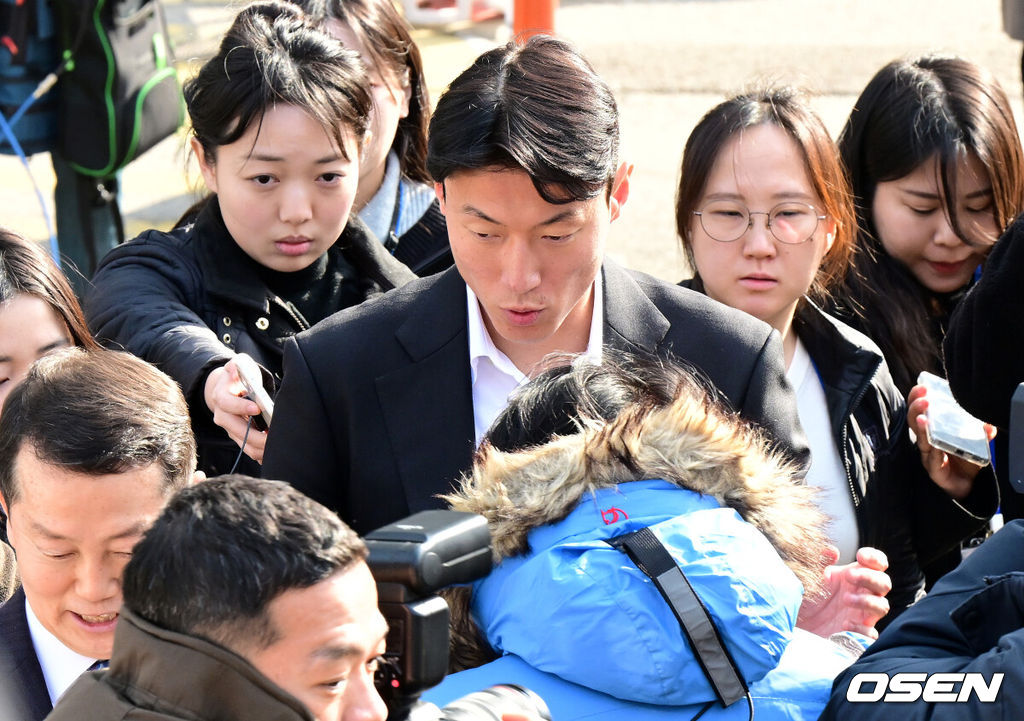 축구 선수 황의조(알라니아스포르)가 14일 서울 서초구 서울중앙지법에서 열린 1심 선고 공판에 출석했다.성폭력범죄의처벌등에관한특례법위반 협의로 기소된 황의조는 1심에서 징역 1년에 집행유예 2년을 선고 받았다. 황의조가 1심 선고 공판을 마치고 취재진에 둘러싸여 질문에 답을 하고 있다. 2025.02.14 /jpnews@osen.co.kr