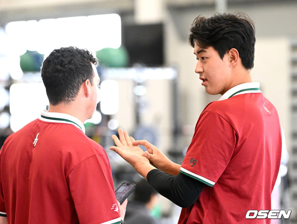 13일(한국시간) 미국 애리조나주 메사 애슬레틱 그라운드에서 키움 히어로즈의 1차 스프링캠프가 진행됐다.키움은 3월 5일까지 미국 애리조나와 대만 가오슝에서 2025시즌 스프링캠프를 실시한다.키움 김동규가 케니 로젠버그에게 질문을 하고 있다. 2025.02.13 / sunday@osen.co.kr