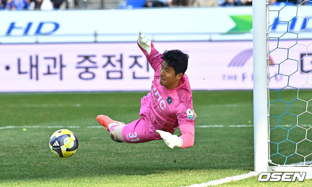16일 울산 문수축구경기장에서 하나은행 K리그1 2025 울산 HD와 FC 안양의 경기가 열렸다. 디펜딩 챔피언 울산 HD와 무려 11년 만에 K리그1 무대로 진출한 FC 안양이 드디어 맞붙는다! 챔피언의 자존심과 승격팀의 패기, 과연 이 대결의 승자는 누가 될 것인지 궁금하다.FC안양 김다솔 골키퍼가 슛을 막아내고 있다. 2025.02.16 / foto0307@osen.co.kr