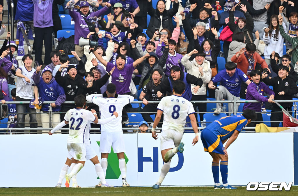 16일 울산 문수축구경기장에서 하나은행 K리그1 2025 울산 HD와 FC 안양의 경기가 열렸다. 디펜딩 챔피언 울산 HD와 무려 11년 만에 K리그1 무대로 진출한 FC 안양이 드디어 맞붙는다! 챔피언의 자존심과 승격팀의 패기, 과연 이 대결의 승자는 누가 될 것인지 궁금하다.FC안양 모따가 골을 넣고 팬들과 함께 기쁨을 나누고 있다. 2025.02.16 / foto0307@osen.co.kr