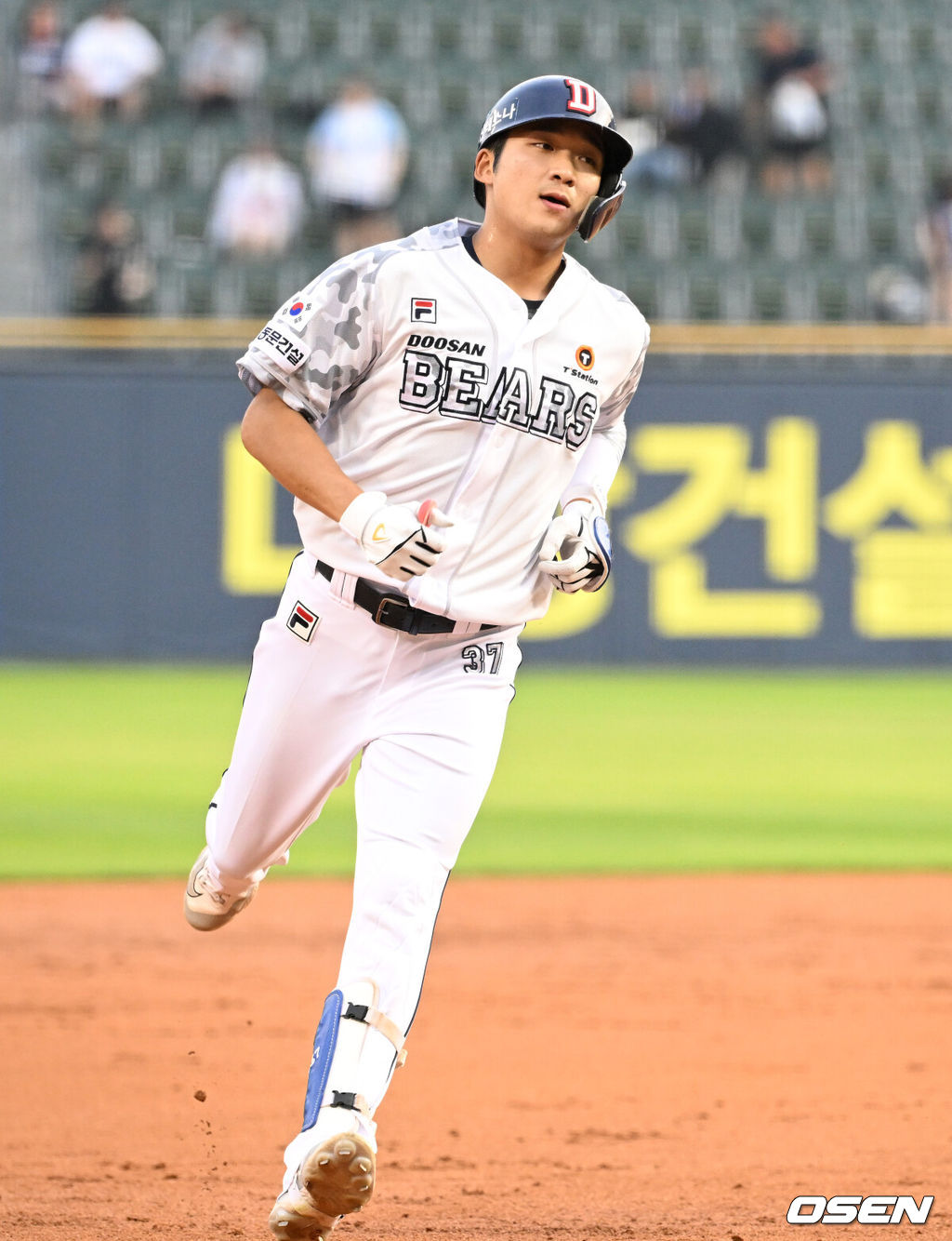 19일 오후 서울 잠실야구장에서 ‘2024 신한 SOL Bank KBO리그’ 두산 베어스와 NC 다이노스의 경기가 열렸다.두산은 최원준, NC는 카스티노를 선발로 내세웠다.3회말 무사에서 두산 김대한이 좌월 솔로 홈런을 치고 그라운드를 돌고 있다. 2024.06.19 /sunday@osen.co.kr