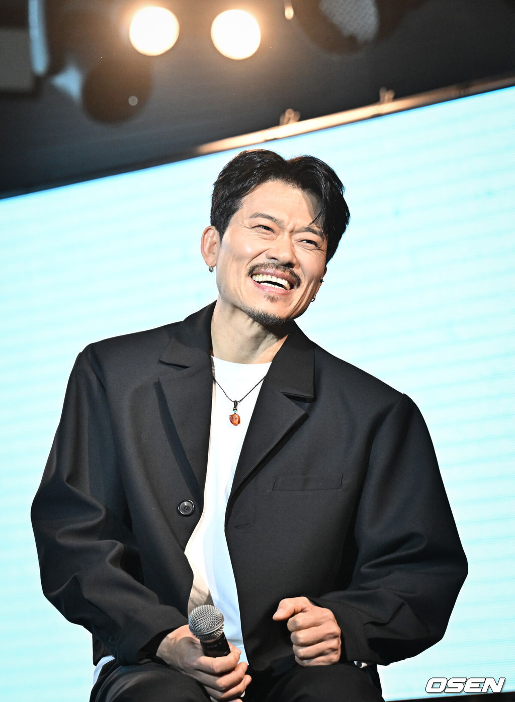 밴드 YB가 새 EP '오디세이'(Odyssey) 발매 기념 기자간담회를 17일 서울 마포구 홍대 롤링홀에서 가졌다.YB의 새 EP '오디세이'는 험난한 경험을 통해 성장하며 자아를 찾아 나가는 과정을 담고 있다. '리벨리온'을 포함해 타이틀곡 '오어키드'(Orchid)와 수록곡 '스톰본'(StormBorn), '엔드 앤드 엔드'(End And End) 등 총 6트랙이 담긴다.YB 박태희가 간담회를 하고 있다. 025.02.17 /cej@osen.co.kr