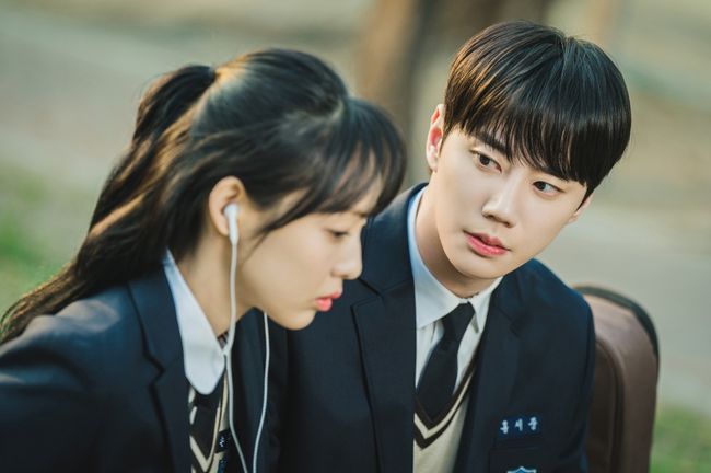 Melo Movie (L to R) Jeon So-nee as Son Ju-a, Lee Jun-young as Hong Si-jun in Melo Movie Cr. Ko Nam-hi/Netflix © 2025