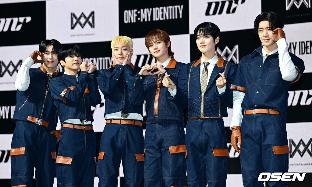 18일 오후 서울 용산구 블루스퀘어 마스터카드홀에서 그룹 온앤오프(ONF)의 정규 2집 Part.1 [ONF:MY IDENTITY] 발매기념 쇼케이스가 열렸다. 타이틀곡 ‘The Stranger’는 펑키한 리듬이 돋보이는 팝 장르로, 넓은 음역대를 자유롭게 넘나드는 보컬이 인상적인 곡이다. ‘우리’만의 길을 가겠다는 비장함과 단단함을 보여준다. 그룹 온앤오프가 포즈를 취하고 있다. 2025.02.18 / ksl0919@osen.co.kr