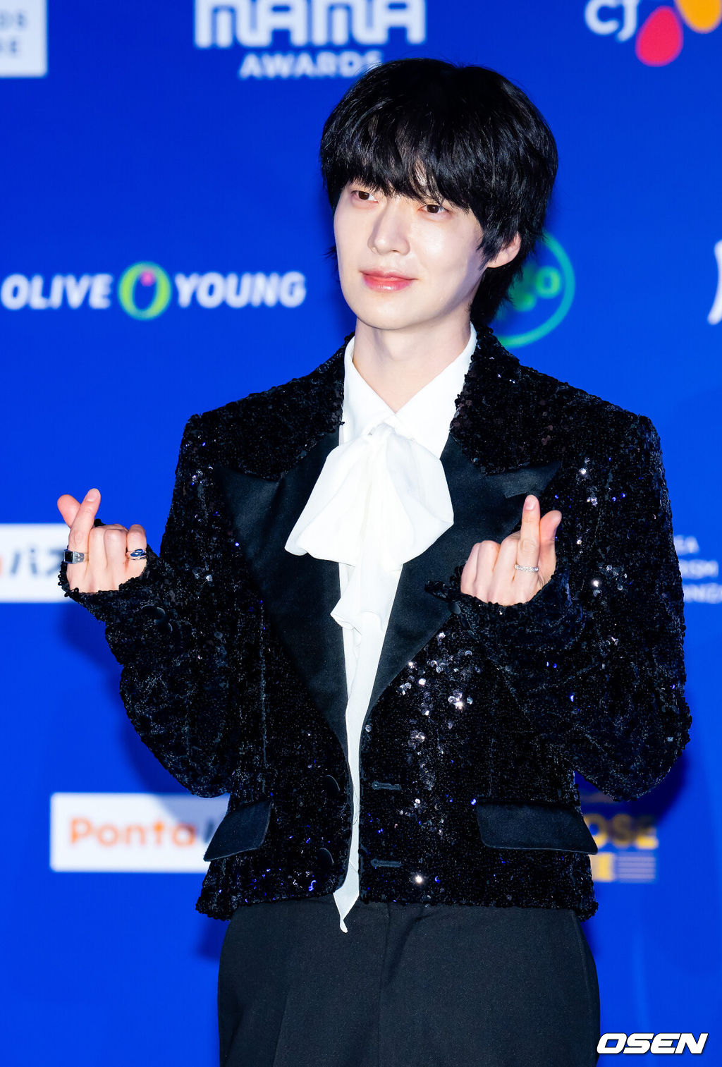 22일 오후 일본 교세라 돔 오사카서 '2024 MAMA AWARDS(마마 어워즈)' 레드카펫 행사가 진행됐다.'2024 MAMA AWARDS'는 현지시간 기준으로 21일 미국 LA 돌비씨어터에서, 22일과 23일에 일본 교세라 돔 오사카에서 개최된다.배우 안재현이 레드카펫을 밟으며 포즈를 취하고 있다. 2024.11.22 /rumi@osen.co.kr
