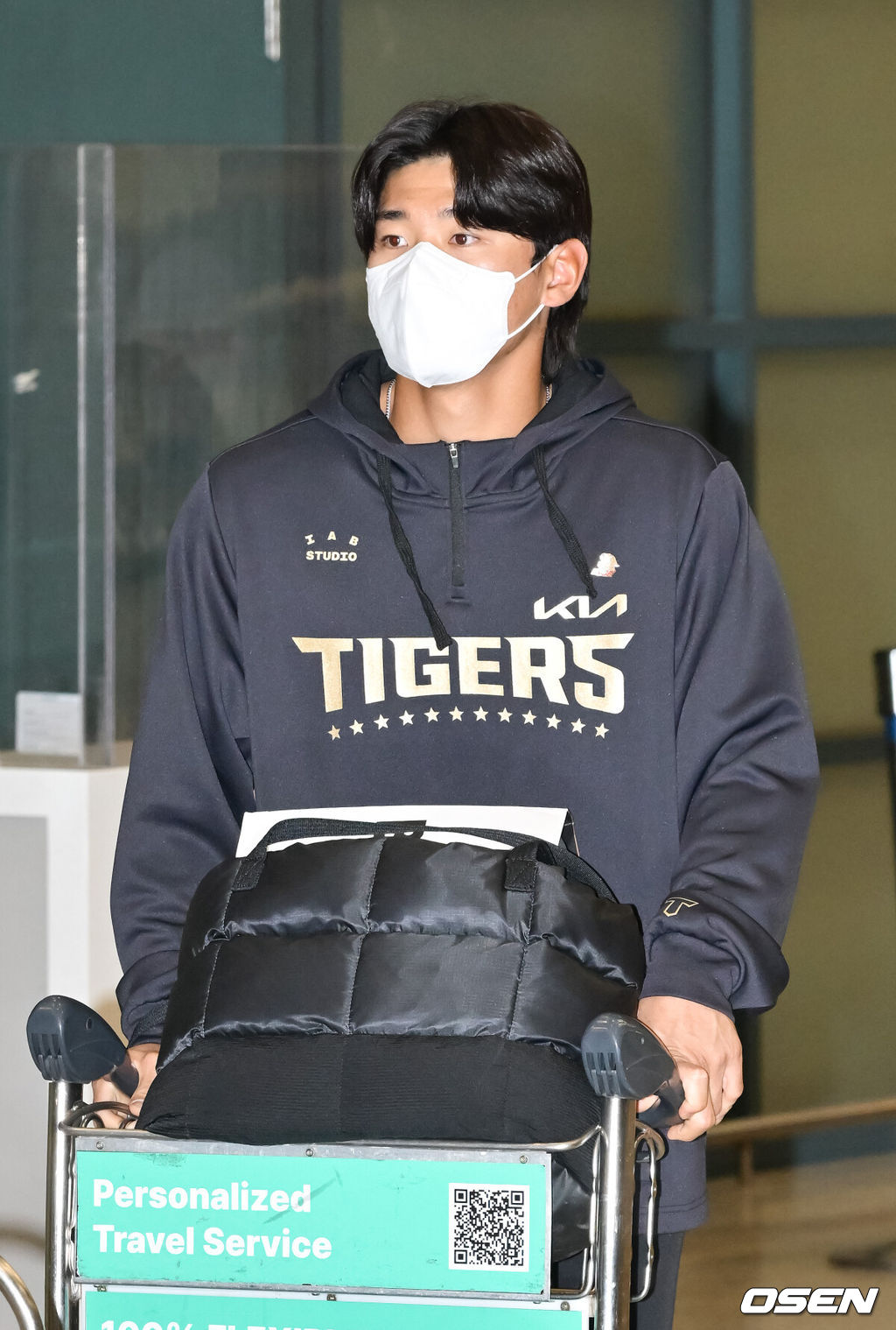 1차 스프링캠프 훈련을 마친 KIA 타이거즈가 19일 오후 인천국제공항을 통해 귀국했다.KIA는 지난달 24일부터 캘리포니아주 어바인에서 1차 캠프를 3일 훈련-1일 휴식 일정으로 진행하고 체력 및 기술 훈련에 열중했다. 선수단은 21일 시작하는 오키나와 2차 캠프에서 실전 위주로 훈련할 예정이다.KIA 김도영이 입국장을 나서고 있다.   2025.02.19 / soul1014@osen.co.kr