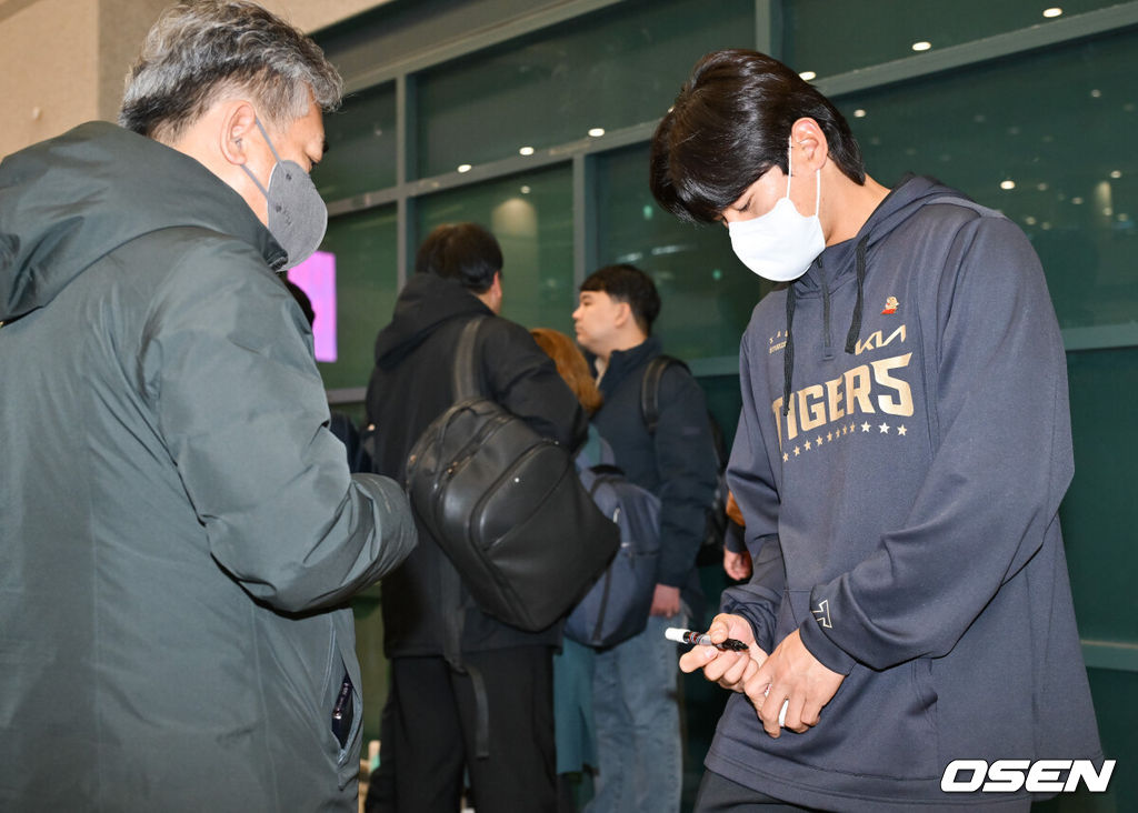 1차 스프링캠프 훈련을 마친 KIA 타이거즈가 19일 오후 인천국제공항을 통해 귀국했다.KIA는 지난달 24일부터 캘리포니아주 어바인에서 1차 캠프를 3일 훈련-1일 휴식 일정으로 진행하고 체력 및 기술 훈련에 열중했다. 선수단은 21일 시작하는 오키나와 2차 캠프에서 실전 위주로 훈련할 예정이다.KIA 김도영이 팬에게 사인을 해주고 있다.    2025.02.19 / soul1014@osen.co.kr