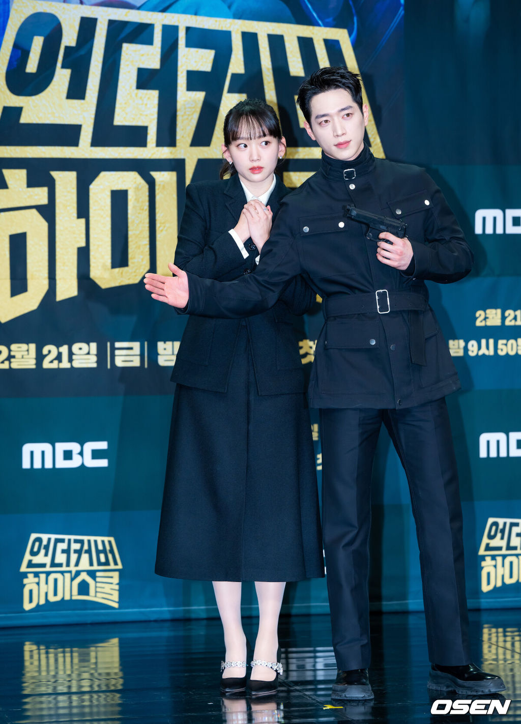 20일 오후 서울 상암 MBC 골든마우스홀에서 MBC 새 금토드라마 ‘언더커버 하이스쿨’ 제작발표회가 열렸다.‘언더커버 하이스쿨’(극본 임영빈, 연출 최정인)은 고종 황제의 사라진 금괴의 행방을 쫓기 위해 고등학생으로 위장 잠입한 국정원 요원의 좌충우돌 N차 고딩 활약기를 담은 드라마다.배우 진기주와 서강준이 포토타임을 가지고 있다. 2025.02.20 /rumi@osen.co.kr