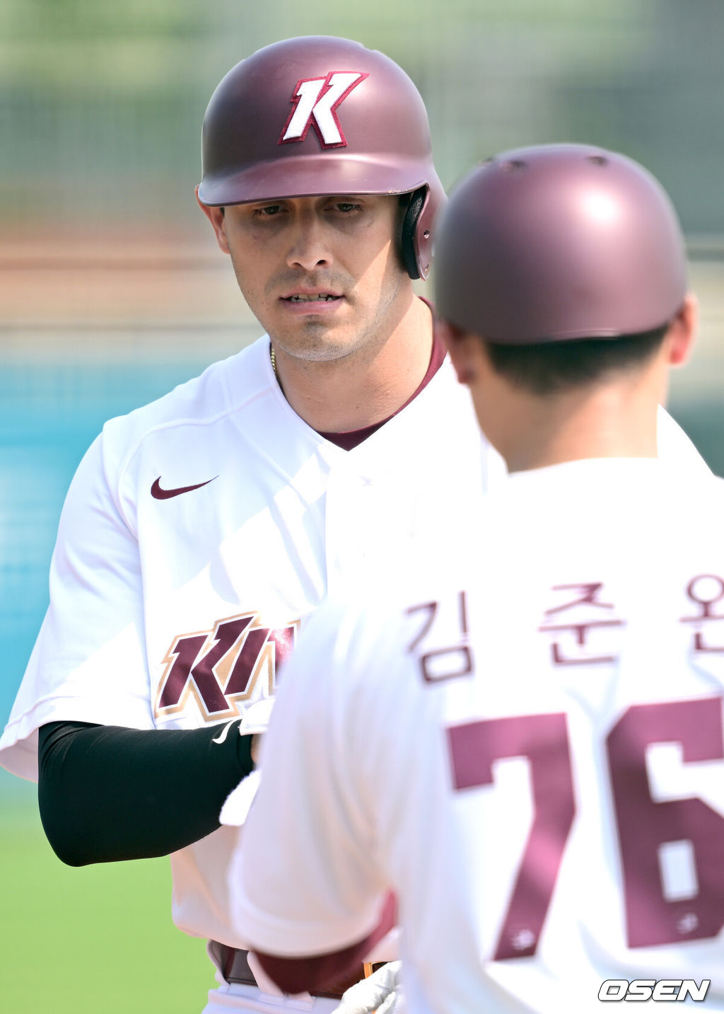 프로야구 키움 히어로즈가 20일(한국시간) 대만 자이 CTBC 파크 야구장에서 대만 프로야구팀 중신 브라더스와 스프링캠프 연습경기를 가졌다.미국 애리조나에서 1차 스프링캠프를 마치고 대만 가오슝에 2차 캠프를 꾸린 키움은 대만 프로야구팀과 7차례 연습경기를 치르며 실전 감각을 끌어올릴 예정이다.1회초 1사 주자없는 상황 키움 새 외국인타자 루벤 카디네스가 안타를 날리고 1루에 안착해 김준완 코치와 인사를 나누고 있다. 2025.02.20 / dreamer@osen.co.kr