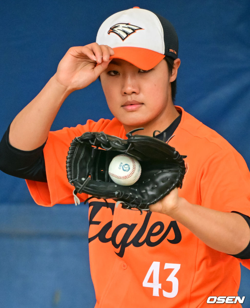  한화 이글스가 21일(한국시간) 일본 오키나와 온나손 아카마 구장에서 삼성 라이온즈와의 연습경기 우천 취소 후 훈련을 가졌다. 한화 정우주가 불펜피칭을 하고 있다. 2025.02.21 /cej@osen.co.kr