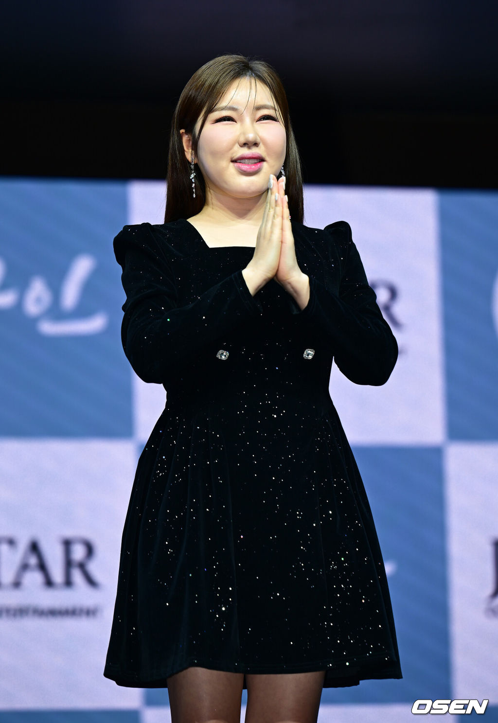 11일 오후 서울 스카이아트홀 가수 송가인의 정규 4집 앨범 발매 기념 쇼케이스 행사가 열렸다. 이번 4집 앨범은 기존 정통 트로트 뿐 아니라 발랃, 모던 가요 등 장르의 곡들로 가득 채웠다. 더블 타이틀곡 '아사달'과 '눈물이 난다'를 비롯해 직접 작사에 참여한 '평생' 등 총 9곡을 담았다.가수 송가인이 포즈를 취하고 있다.  2025.02.11 / ksl0919@osen.co.kr  
