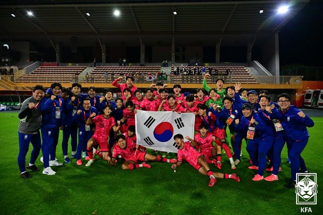 "축구는 중국이랑 안 맞아"...&apos;자칭 황금세대&apos; 中, 한국·일본에 부러움 폭발..."아시아 정상급과 차이 커진다"