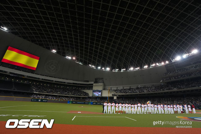 [사진] 스페인야구대표팀이 WBC A조 예선 플레이오프를 앞두고 국민의례를 하고 있다. ⓒGettyimages(무단전재 및 재배포 금지)