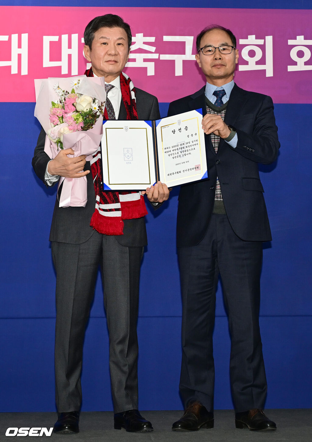 제55대 대한축구협회 회장 선거에 출마한 정몽규 후보가 4연임에 성공했다. 제 55대 대한축구협회 회장 선거가 26일 서울 종로구 신문로 축구회관 2층에서 열렸다. 이날 정몽규 후보는 선거인단 192명 중 183명이 투표한 가운데 156표의 압도적인 지지를 받아 당선이 확정됐다. 정몽규 회장이 당선증을 받은 뒤 기념촬여을 하고 있다.
