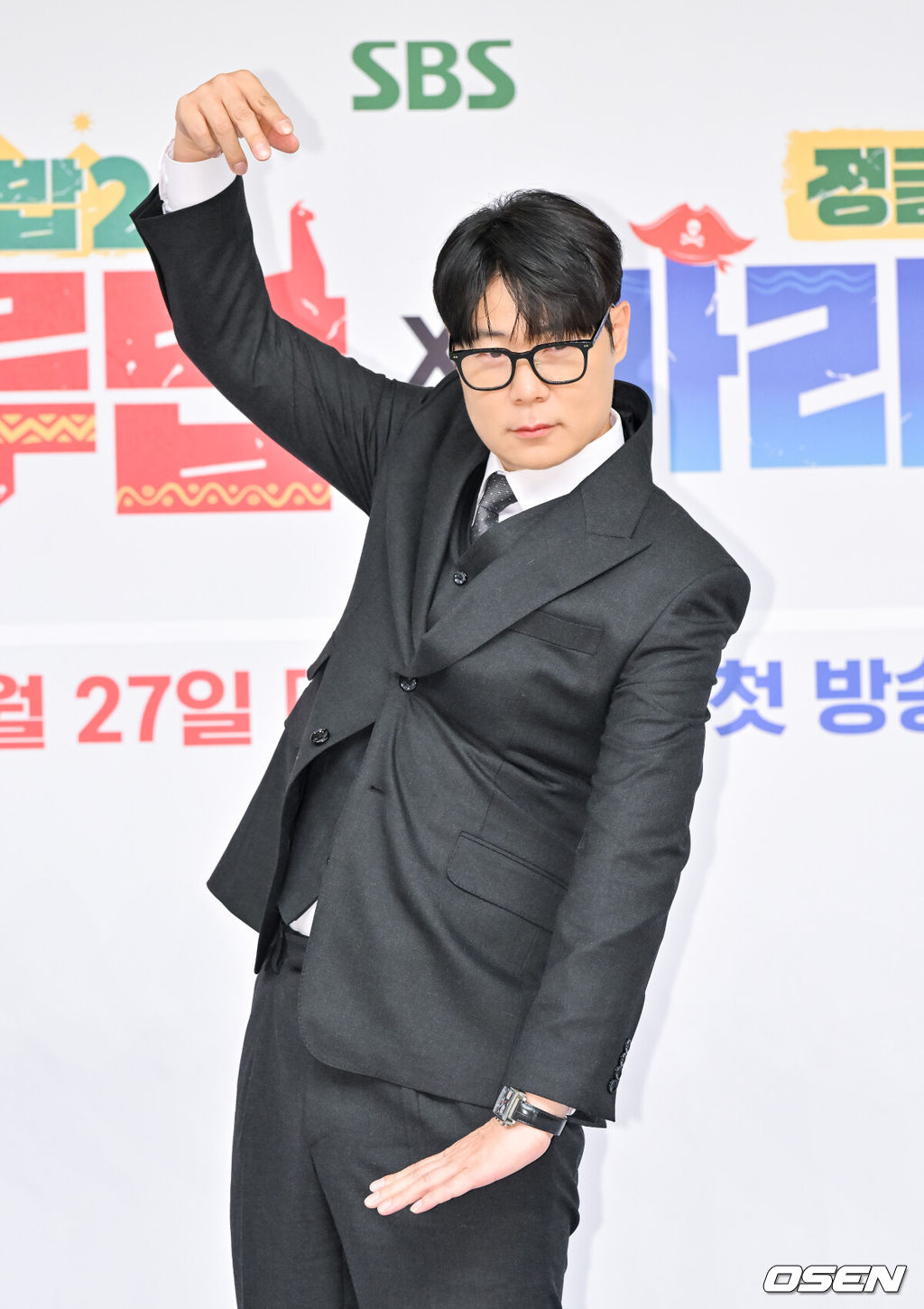 27일 목동 SBS 사옥에서 SBS ‘정글밥2 - 페루밥, 카리브밥(이하 '정글밥2')’ 제작발표회가 진행됐다. 오는 27일 첫 방송되는 SBS 새 예능프로그램 '정글밥2 - 페루밥, 카리브밥'은 미지의 정글에서 직접 캐고 잡고 요리하며 펼쳐지는 노동과 미식의 경계를 넘나드는 여행 이야기로 이날 행사에는 류수영, 최현석, 김옥빈, 최다니엘, 윤남노, 이준, 한비인 PD, 류지환 PD가 참석했다. 최현석 셰프가 포즈를 취하고 있다.   2025.02.27 / soul1014@osen.co.kr