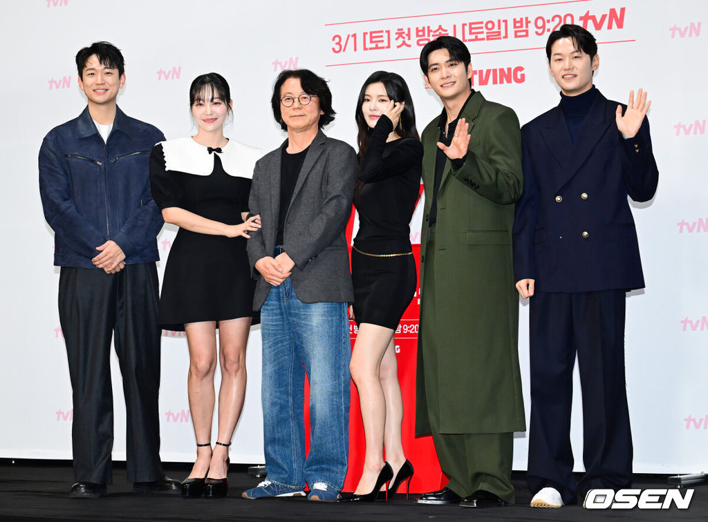 27일 오후 서울 구로구 라마다 서울신도림호텔에서 tvN 새 토일드라마 ‘감자연구소’ 제작발표회가 열렸다. tvN 새 토일드라마 ‘감자연구소’는 감자가 인생의 전부인 미경(이선빈) 앞에 차가운 원칙주의자 백호(강태오)가 나타나 뱅글뱅글 회오리 감자처럼 휘몰아치는 힐링 코믹 로맨스를 그린다.배우 신현승, 김가은, 강일수 감독, 이선빈, 강태오, 이학주가 포즈를 취하고 있다. 2025.02.27 / ksl0919@osen.co.kr