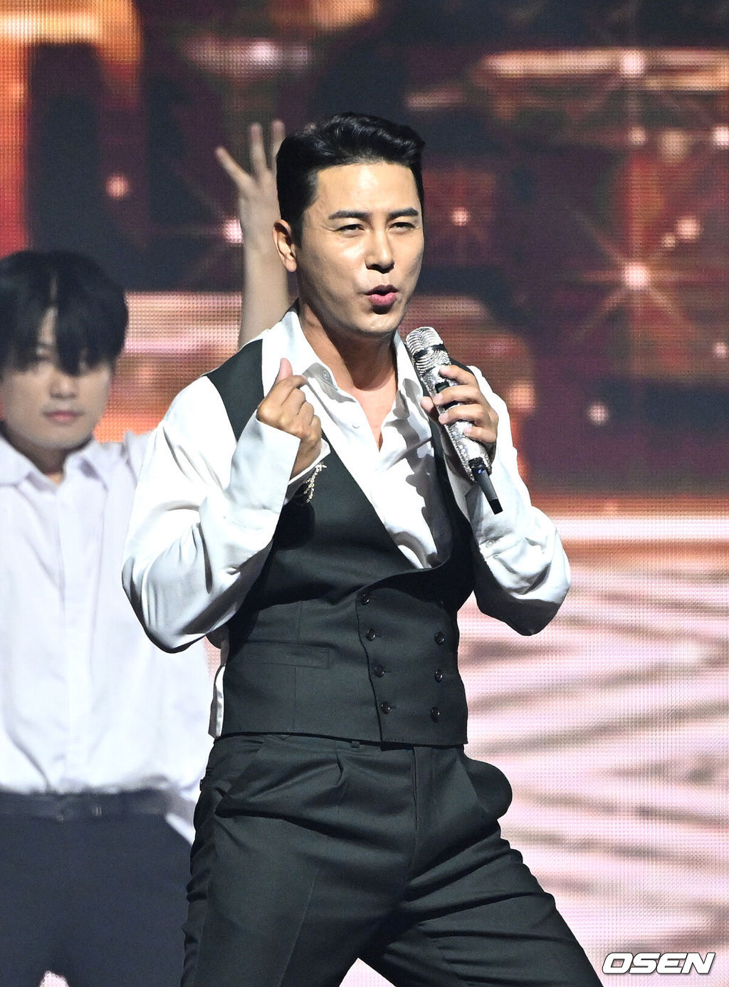 18일 오후 서울 올림픽공원 KSPO DOME에서 ‘제 32회 롯데면세점 패밀리콘서트’가 열렸다.‘롯데면세점 패밀리콘서트’는 2006년부터 롯데면세점이 해외 관광객을 유치하기 위해 직접 주최하는 K-POP 콘서트다.가수 장민호가 무대를 펼치고 있다. 2023.06.18 /sunday@osen.co.kr
