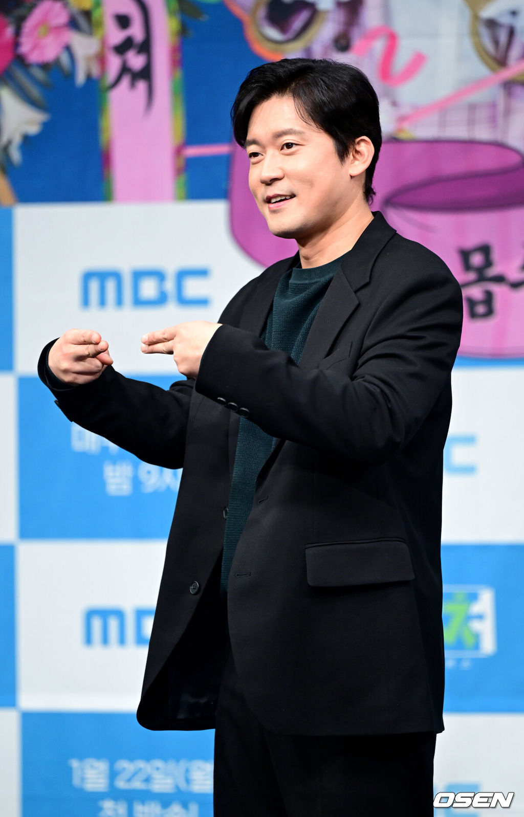 22일 오후 서울 상암 MBC에서 새 예능프로그램 ‘도망쳐: 손절 대행 서비스’ 제작발표회가 열렸다.새 예능 ‘도망쳐’는 다양한 인간관계 속 몹쓸 인연으로부터 도망치고 싶어도 도망치지 못한 이들을 위해 대신 관계를 정리해 주는 토크쇼다.김대호 아나운서가 포토타임을 하고 있다. 2024.01.22 / dreamer@osen.co.kr