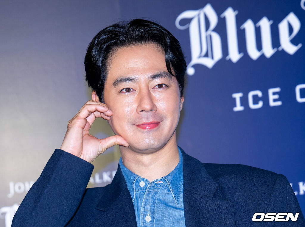 6일 오후 서울 용산구 몬드리안 서울 이태원에서 한 위스키 브랜드의 포토월 행사가 열렸다.이날 행사에는 배우 조인성, NCT 쟈니가 참석했다. 배우 조인성이 포토타임을 갖고 있다. 2024.12.06 / ksl0919@osen.co.kr