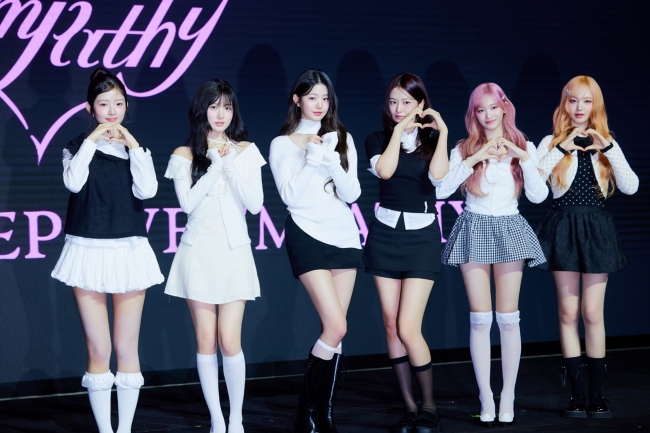 아이브 &apos;레블 하트&apos;, 월간 차트도 1위 석권