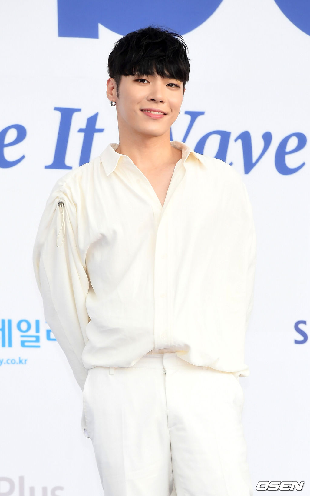30일 오후 서울 송파구 올림픽공원 체조경기장에서 2018 소리바다 베스트 케이뮤직 어워즈(2018 SORIBADA BEST K-MUSIC AWARDS) 블루카펫 행사가 열렸다.휘성이 블루카펫 위에서 포즈를 취하고 있다. / rumi@osen.co.kr