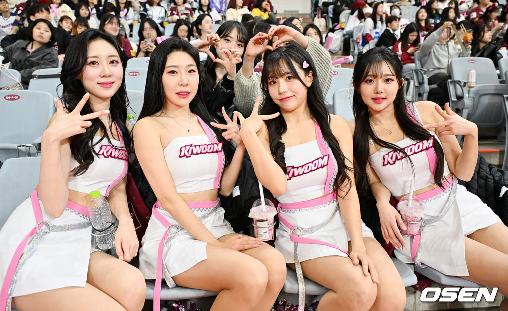 포즈 취하는 25시즌 키움 치어리더들