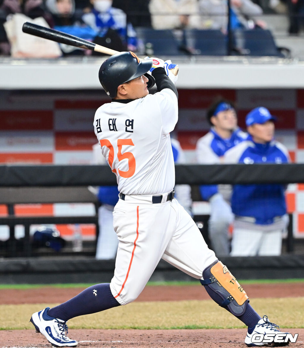 "마음먹으면 20도루도 가능" 대전 신구장 &apos;1호 홈런&apos; 쳤는데…김태연은 왜 뛰는 야구에 진심인가