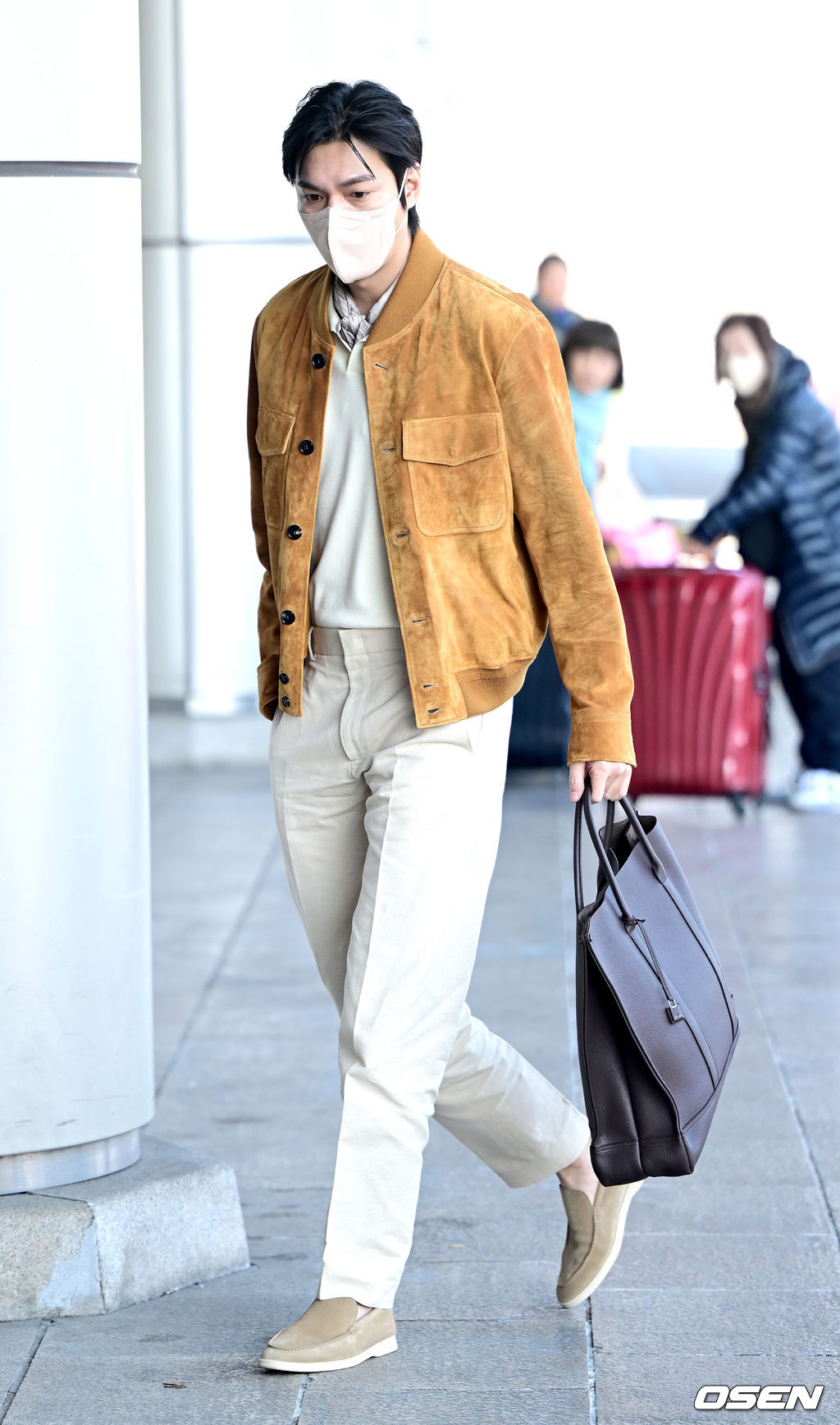 이민호 출국, &apos;시선 한 몸에&apos;