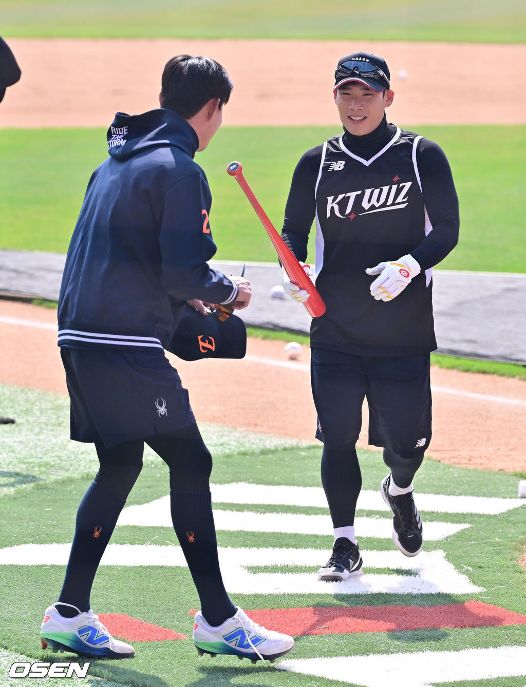 방망이 든 송민섭,&apos;배신자(?) 심우준! 이리와&apos;