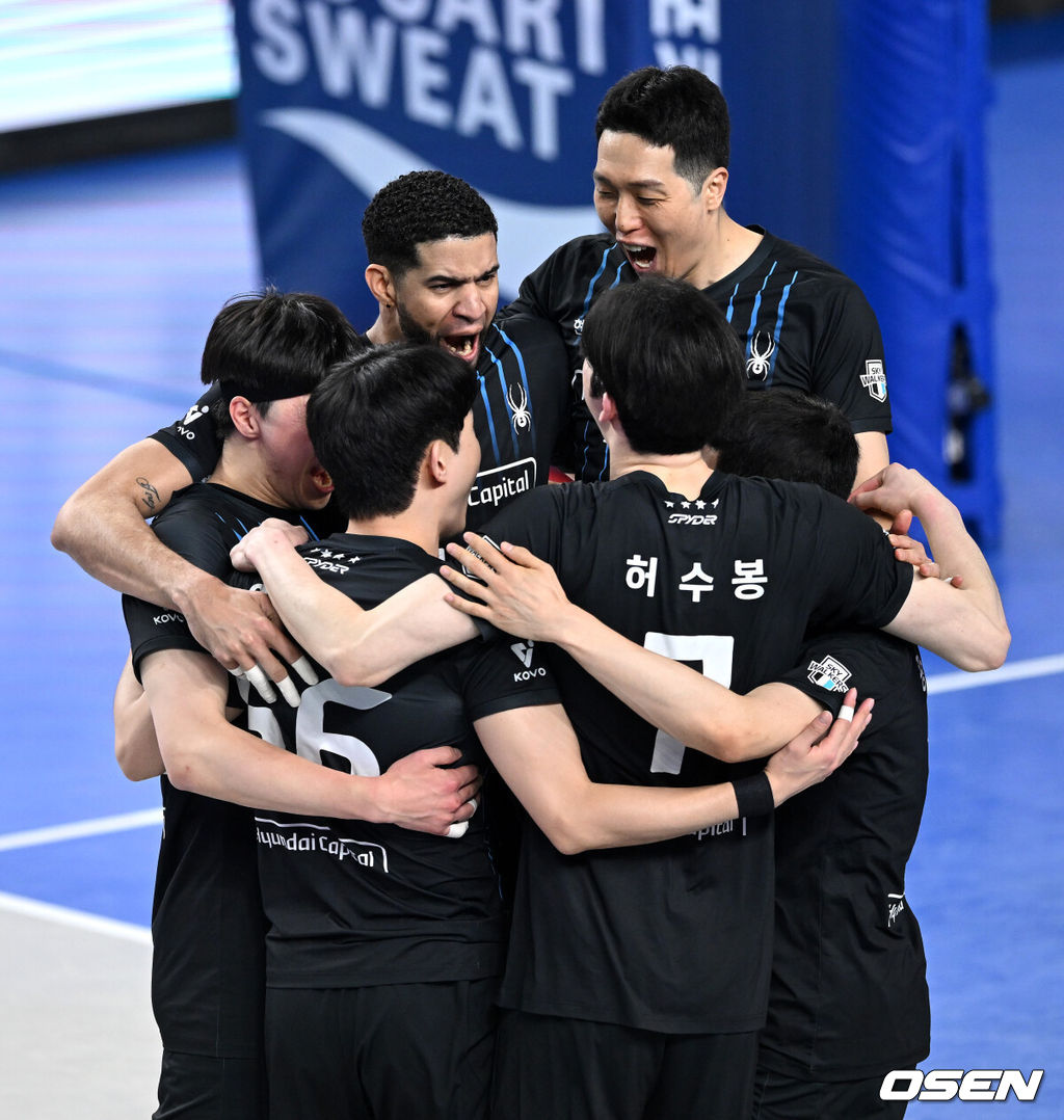 3일 오후 충남 천안 유관순체육관에서 도드람 2024-2025 V리그 남자부 챔피언 결정전 현대캐피탈과 대한항공의 경기가 열렸다.현대캐피탈은 1일 챔피언 결정전(5전 3승제) 1차전에서 대한항공을 세트 스코어 3-1(25-20 24-26 25-22 25-)으로 이겼다.이날 승리로 현대캐피탈은 챔피언 결정전 우승 확률 73.7%를 잡았다.1세트 현대캐피탈 선수들이 득점에 환호하고 있다. 2025.04.03 /sunday@osen.co.kr