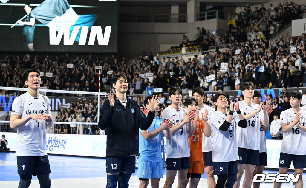 현대캐피탈은 3일 충남 천안 유관순체육관에서 열린 프로배구 도드람 2024~25 V리그 남자부 챔피언결정전(챔프전) 2차전에서 대한항공에 세트스코어 3-1(25-22 29-31 25-19 25-23)로 승리했다.경기 종료 후 대한항공 선수들이 관중석을 향해 인사하고 있다. 2025.04.03 /sunday@osen.co.kr