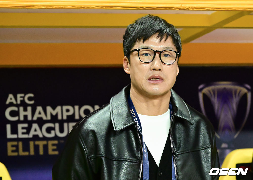 12일 오후 광주월드컵경기장에서 2024-25 아시아축구연맹(AFC) 챔피언스리그 엘리트(ACLE) 16강 2차전 광주 FC와 일본 비셀 고베의 경기가 열렸다. 광주는 지난 5일 고베 원정에서 펼쳐진 16강 1차전에서 0-2로 패배, 2차전에서 3골 차 이상 승리를 거둬야 8걍으로 진출한다. 광주 이정효 감독이 그라운드를 주시하고 있다. 2025.03.12 / ksl0919@osen.co.kr  