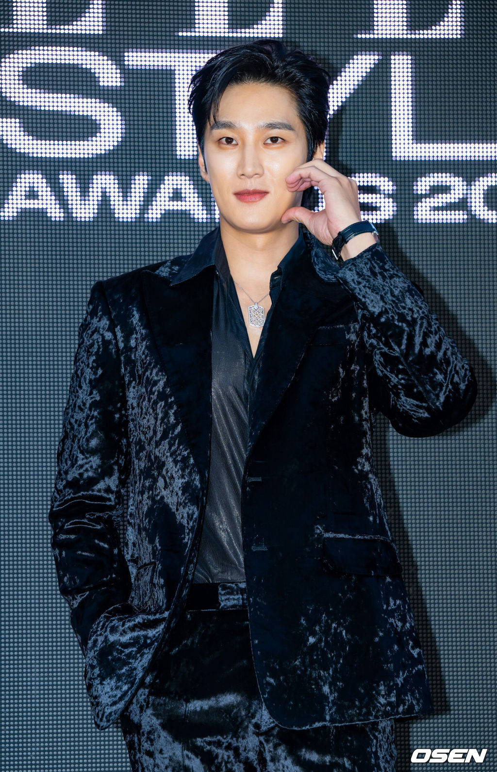 17일 오후 서울 성수동 에스팩토리에서 엘르 스타일 어워즈 포토콜 행사가 열렸다이 자리에는 배우 하정우, 이하늬, 이제훈, 안보현, 임지연, 이수혁, 가수 CL, 성시경, 장기하, 에이티즈 산, 가수 겸 배우 혜리 등이 참석했다.배우 안보현이 입장하며 포즈를 취하고 있다. 2024.10.17 / rumi@osen.co.kr