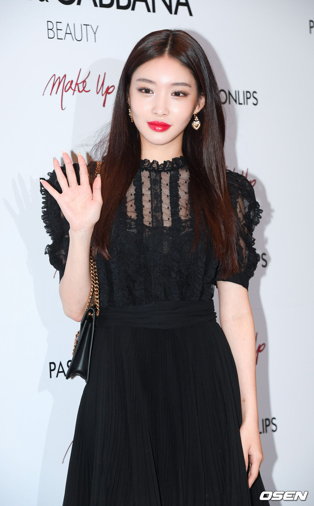 가수 청하가 15일 오후 서울 소공동 롯데백화점 실내에서 진행된 이탈리아 브랜드 뷰티 신제품 론칭행사에 참석했다.청하가 포즈를 취하고 있다. /  soul1014@osen.co.kr