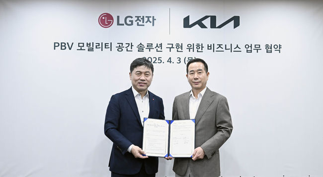 LG전자 HS사업본부장 류재철 사장(왼쪽)과 기아 국내사업본부 정원정 부사장이 ‘기아 PBV 기반 LG전자 모빌리티 공간 솔루션 구현 비즈니스 업무 협약’ 체결식을 갖고 있다.