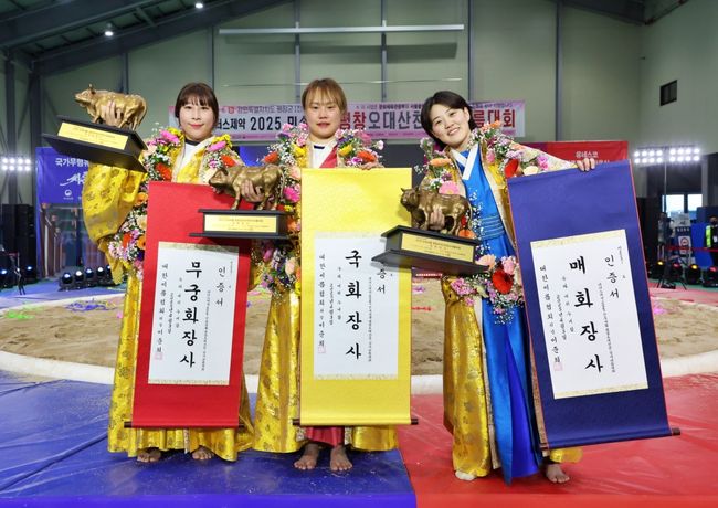 김채오(31·안산시청)와 엄하진(31·구례군청),김다영(26·괴산군청)이 '위더스제약 2025 민속씨름 평창오대산청장사씨름대회'에서 나란히 황소트로피를 들어올렸다. / 대한씨름협회