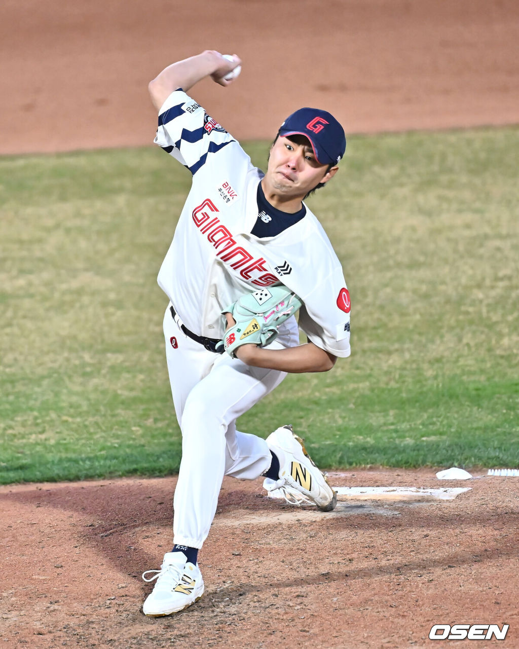 29일 부산 사직야구장에서 2025 신한 SOL 뱅크 KBO 리그 롯데 자이언츠와 KT 위즈의 경기가 열렸다. 홈팀 롯데는 박세웅이 선발로 출전하고, 방문팀 KT는 쿠에바스가 선발로 출전했다.롯데 자이언츠 정철원이 역투하고 있다. 2025.03.29 / foto0307@osen.co.kr